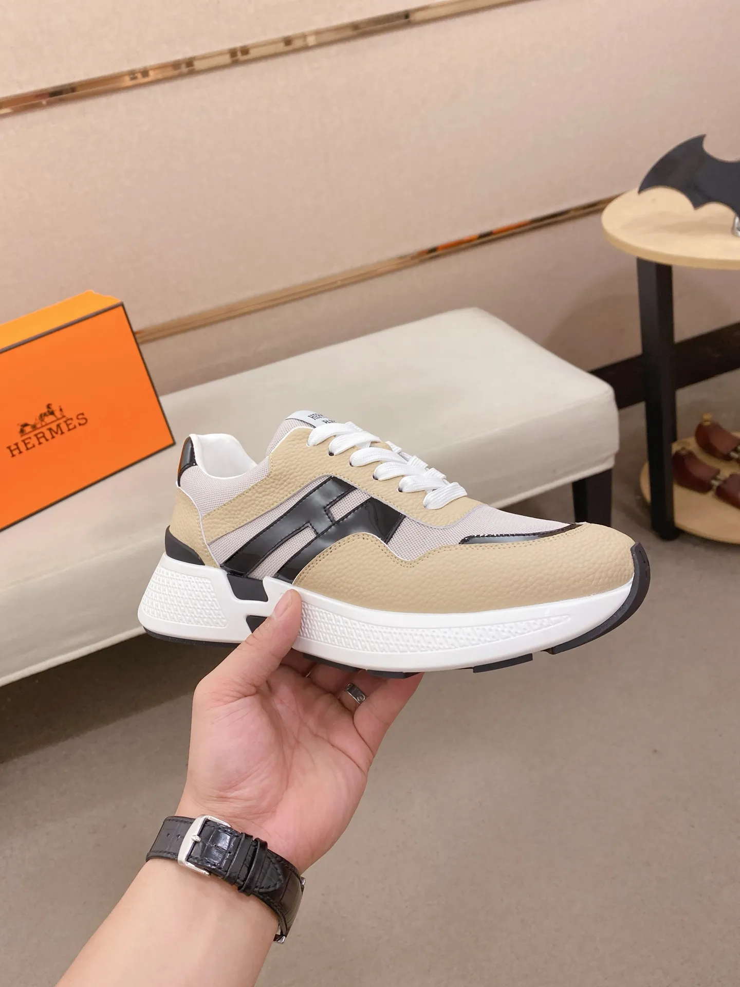 Factory price: 560💰《HERMES》【Classic Original Version】Hermès; Top 🔝 Purchasing Agency 🔍🔍Men's latest 🇺🇸 counters are on sale simultaneously, imported from Italy original ▲▲cowhide ▲▲ (high-end, nobility, class) ) Exquisite workmanship (Italian 🇮🇹 imported water-dyed 🐂 cowhide lining) sole: original sole provided by the original factory, ⚠️exclusive double-layer activity·TPR·rubber·combined molded outsole; super comfortable·wear-resistant·non-slip·environmental protection The real thing is more beautiful if you take the real thing (high quality, follow the order). You can enter and exit the counter at will * Number of yards: 38-44 (45 can be customized and cannot be returned or exchanged)